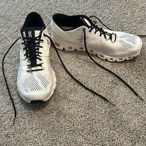 Men’s ON CLOUD HELION Off-White Sneakers Size 10.5